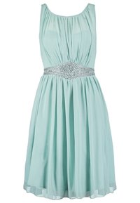 Světle mákově zelené bezramínkové šaty s nařaseným živůtkem a zdobeným páskem, který obsahuje korálky, a sukní až ke kolenům.