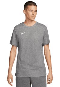Grijze korte mouwen Nike t-shirt met een ronde hals, voorzien van een wit logo op de linkerborst. Soepele stof met een casual pasvorm.