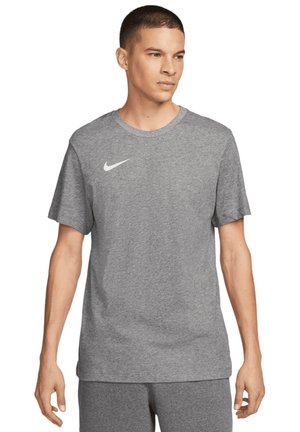 T-shirt Nike grigio a maniche corte con scollatura a girocollo, con un logo bianco sul lato sinistro del petto. Tessuto morbido con una vestibilità casual.