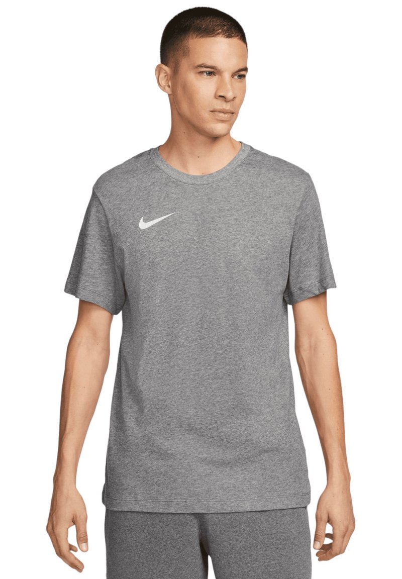Graues Nike T-Shirt mit kurzen Ärmeln und Rundhalsausschnitt, das ein weißes Logo auf der linken Brust trägt. Glattes Material mit lässiger Passform.