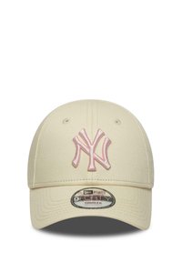 Beige Baseballmütze mit einem rosa gestickten New York Yankees-Logo, strukturiertem Design, verstellbarem Sitz und gebogenem Schild.