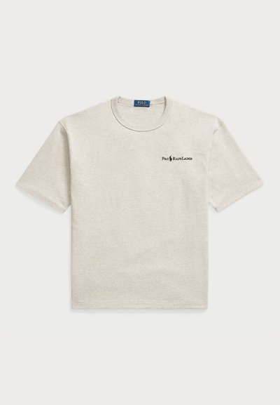 T-shirt grigio chiaro realizzato in cotone morbido, con maniche corte, scollatura a girocollo e un piccolo logo nero sul lato sinistro del petto.