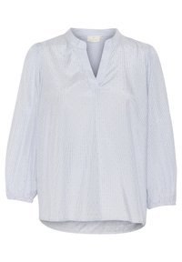 Blusa azzurro chiaro con righe bianche verticali e dettagli luccicanti. Presenta un colletto a mandarino e maniche 3/4 arricciate per una vestibilità ampia.