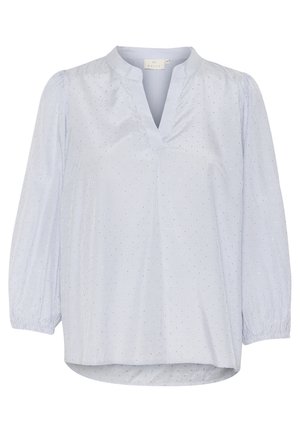 Blouse bleu clair avec des rayures blanches verticales et des accents brillants. Comprend un col mandarin et des manches 3/4 froncées pour une coupe ample.