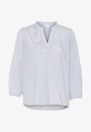 Blouse bleu clair avec des rayures blanches verticales et des accents brillants. Comprend un col mandarin et des manches 3/4 froncées pour une coupe ample.