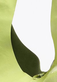 Zielone skórzane buty o gładkim wykończeniu, z wycięciem w designie i kontrastującym ciemnozielonym wnętrzem. Akcentowane tonującym przeszyciem.