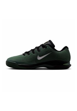Flacher dunkelgrüner und schwarzer Nike Sportschuh mit strukturierten horizontalen Linien und einem silbernen Nike-Swoosh an der Seite.