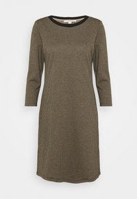 Robe marron longueur genou avec un motif à carreaux, encolure ronde, bordure noire, et manches trois-quarts, réalisée en tissu doux et texturé.