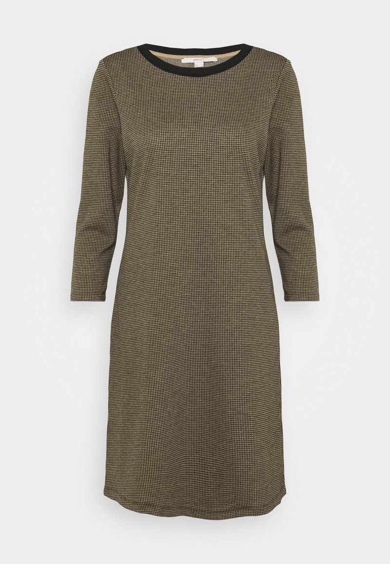 Robe marron longueur genou avec un motif à carreaux, encolure ronde, bordure noire, et manches trois-quarts, réalisée en tissu doux et texturé.