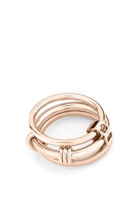 Bague en or rose avec des bandes entrelacées, présentant des surfaces lisses et un détail noué. Design moderne avec une finition polie.