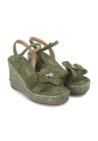 Sandali a zeppa verde oliva con un motivo floreale e dettagli in strass, realizzati in materiale scamosciato e con una piattaforma intrecciata in juta.