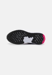 Nike sporta apavu zole melnā krāsā ar baltām un rozā akcentiem. Iezīmēta ar strukturētu virsmu un apļveida rakstiem, kas nodrošina gripu.