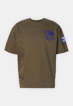 Oliwkowy t-shirt bawełniany z okrągłym dekoltem, krótkimi rękawami oraz niebieskimi grafikami przedstawiającymi glob i tekst na przodzie oraz rękawie.