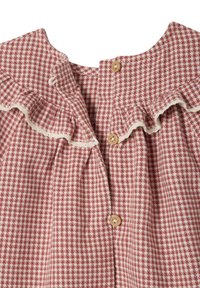 Rot-weiß kariertes Kleid mit rüschigem Ausschnitt, Holzknöpfen und einem strukturierten Stoff mit leichtem Glanz.