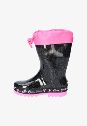 Czarne i różowe dziecięce kalosze z brokatem, różową podeszwą, różowym podwijanym mankietem oraz ozdobnym napisem wzdłuż krawędzi podeszwy.