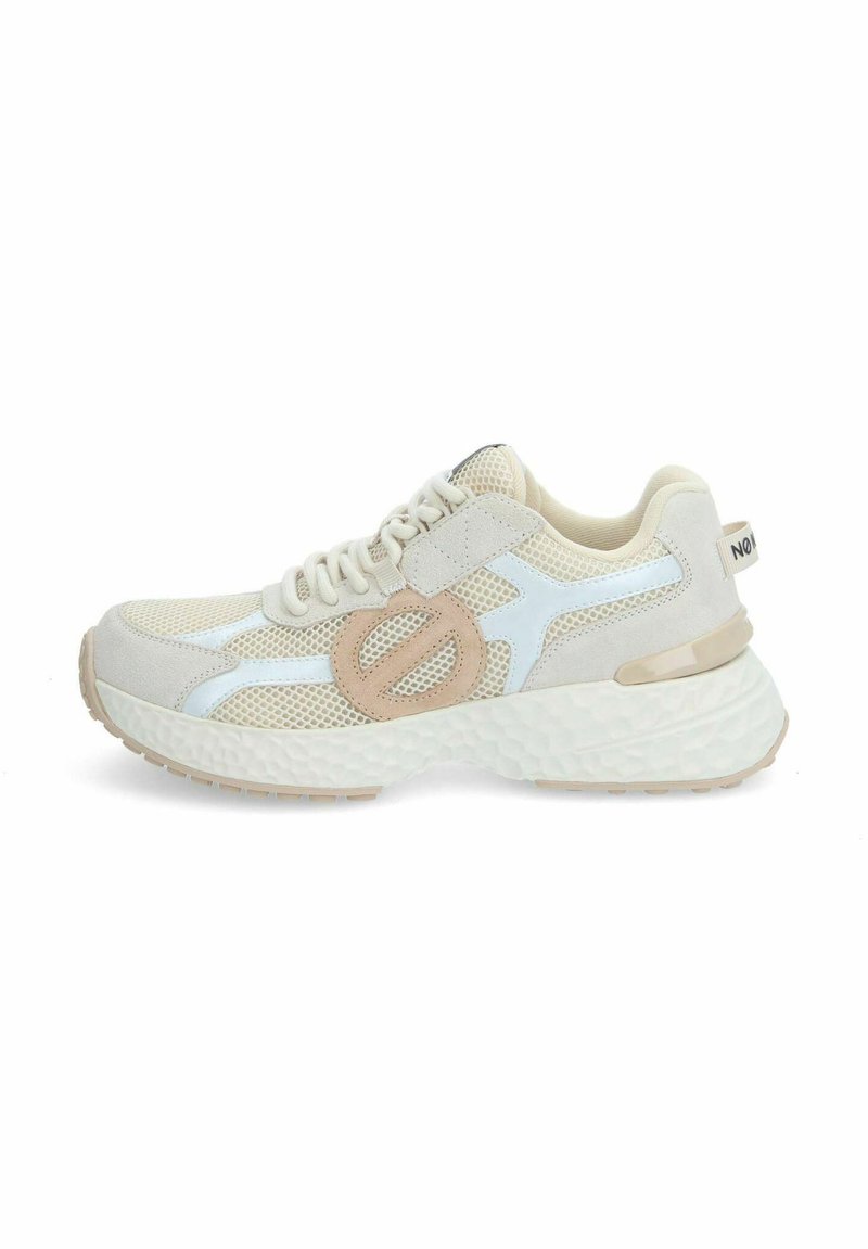 Baskets légères en beige avec des matériaux en maille et en daim. Présentent des accents blancs et rose clair, une semelle texturée et un détail de logo proéminent.