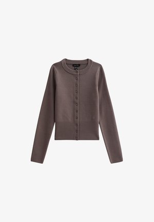 Brun stickad cardigan med rund halsringning, långa ärmar och knäppning fram. Har ribbad fåll och ärmslut för en figurnära look.