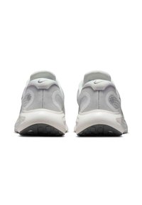 Zapatillas de correr Nike con una parte superior de malla gris, un collar suave, una media suela blanca y una suela exterior negra texturizada.