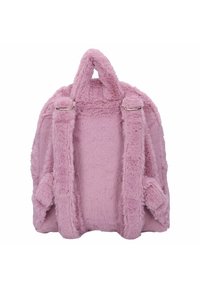 Uldet pink rygsæk med en blød overflade, som har to skulderremme og et håndtag på toppen, designet med afrundede kanter og minimal hardware.