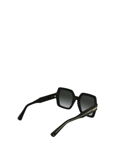 Schwarze sechseckige Sonnenbrille mit Verlaufsgläsern, dicker glänzender Fassung, goldenen Akzenten an den Schläfen und schlanken geraden Bügeln.