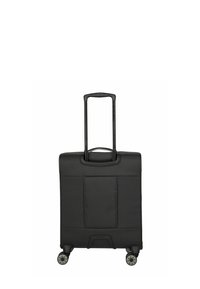 Maleta negra con ruedas, hecha de tela duradera, de forma rectangular, con un mango telescópico, cuatro ruedas y un bolsillo frontal para almacenamiento.