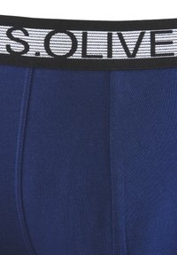 Modri bombažni bokserice s črnim elastičnim pasom, ki ima bele vodoravne črte in črno oznako "S. OLIVER".
