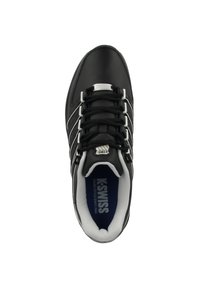 Scarpa sportiva nera con tomaia sintetica liscia, dettagli grigi e lacci bianchi. Dotata di una soletta imbottita e design della punta arrotondata.