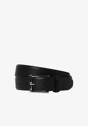 Zwarte leren riem met een zilverkleurige rechthoekige metalen gesp, opgerold met zichtbare verstelgaten en een riemlus.