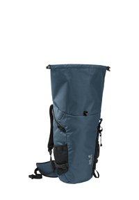 Zaino blu con design a cappuccio arrotolabile, realizzato in tessuto resistente, dotato di tasche laterali in rete e spallacci regolabili per un maggiore comfort.