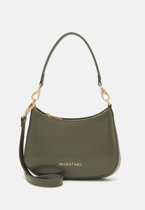 Piccola borsa Valentino verde oliva con finiture dorate, chiusura con zip, tracolla corta e tracolla lunga staccabile su sfondo bianco.