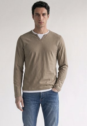 Street One MEN, HENLEYSHIRT IM 2-IN-1-LOOK - Maglietta a manica lunga - antique beige