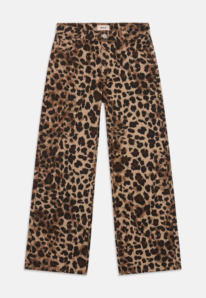Rjav in črn leopardji vzorec široke hlače z gumbom spredaj in zankami za pas, položen na beli ozadju.