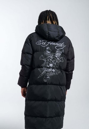 Zwarte pufferjas met capuchon, voorzien van een gedurfde witte grafische print op de achterkant, met een schedel, zwaarden en de tekst "Death or Glory."