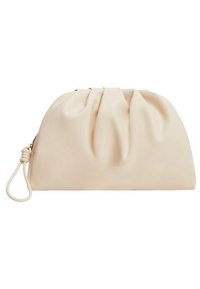 Pochette couleur crème avec un design doux et froncé, fabriquée en matériau synthétique. Elle dispose d'une languette latérale et d'une texture lisse.