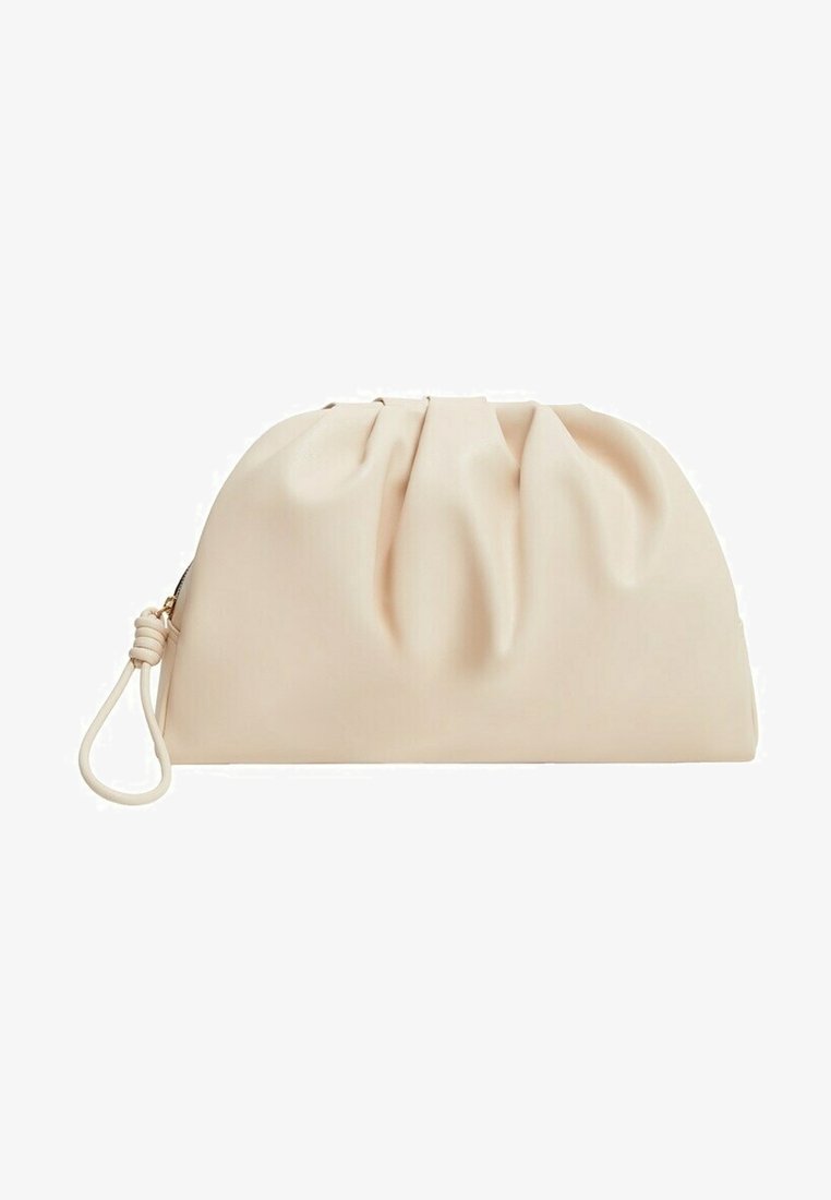Pochette couleur crème avec un design doux et froncé, fabriquée en matériau synthétique. Elle dispose d'une languette latérale et d'une texture lisse.