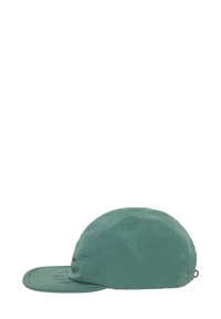 Grøn cap med en rund top og en flad skygge. Fremstillet af glat, letvægtsstof med subtile syninger. Har en lille logodetalje.