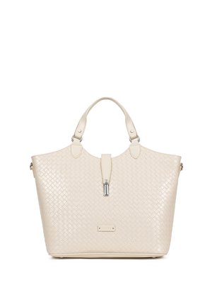 Crèmekleurige beige gevlochten lederen tas met twee handvatten en een zilveren gesp sluiting, gestructureerd en ruim voor dagelijks gebruik.