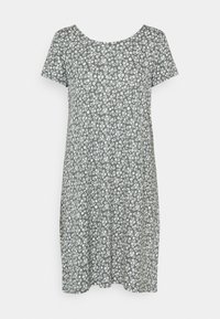 Sukienka z krótkim rękawem w zielonym materiale z białym kwiatowym wzorem, z okrągłym dekoltem i luźnym, swobodnym krojem.