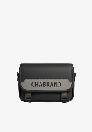 Sac bandoulière rectangulaire noir avec rabat gris portant le texte "CHABRAND" et deux fermetures à boucle à l'avant.