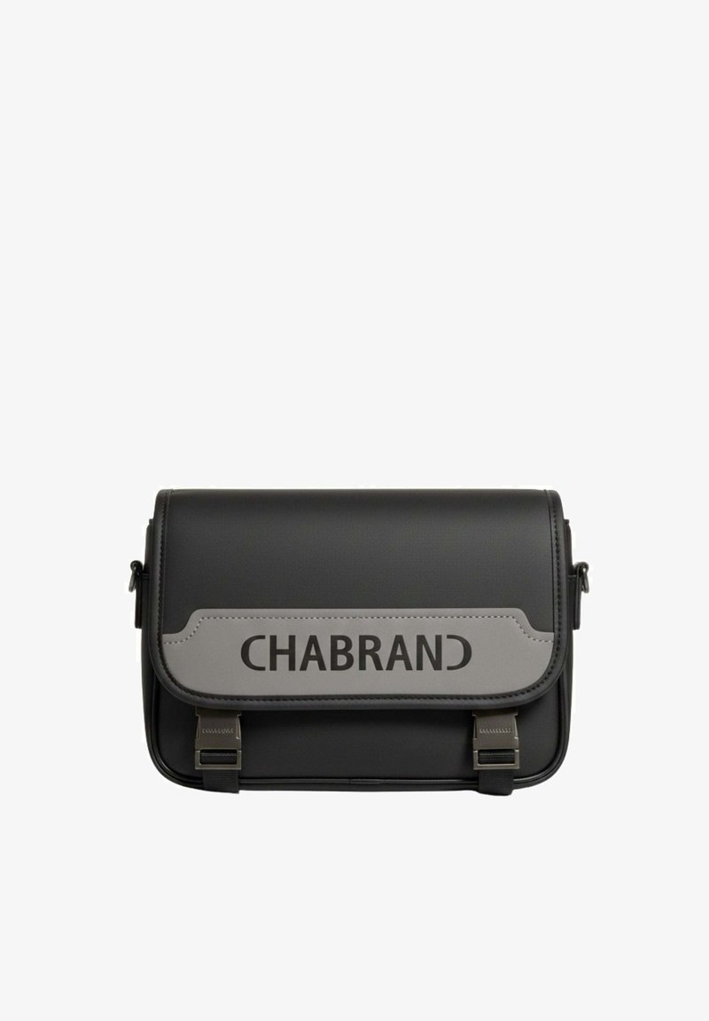 Bolso bandolera rectangular negro con solapa gris que presenta el texto "CHABRAND" y dos cierres de hebilla delanteros.