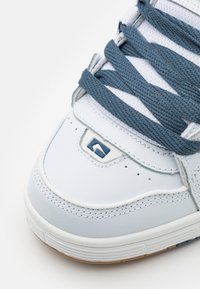 Globe SABRE - Trainers - white/blue