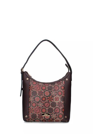 Design: borsa marrone con frontale a motivo esagonale che presenta accenti rossi e dorati, lato in pelle nera, forma arrotondata e tracolla.
