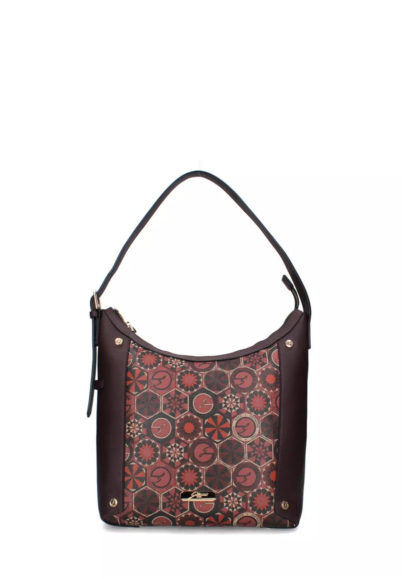 Design: borsa marrone con frontale a motivo esagonale che presenta accenti rossi e dorati, lato in pelle nera, forma arrotondata e tracolla.