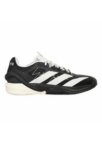 Schwarz-weiße Sportschuhe mit einem strukturierten Obermaterial, drei diagonalen weißen Streifen und Y-3-Branding an der Ferse und der Seite.