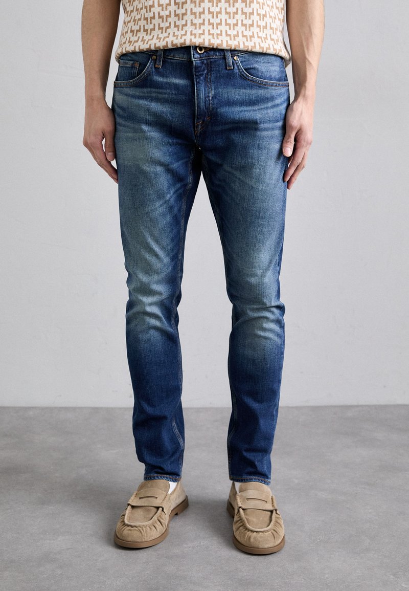 Tiger of Sweden - PISTOLERO - Prigludę džinsai - medium blue, Padidinti