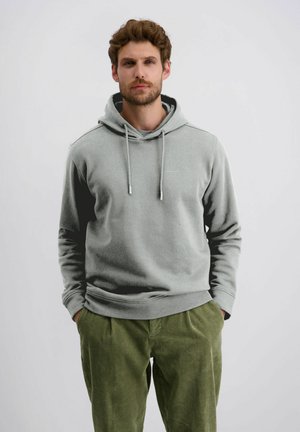Grijze hooded sweatshirt met aangepaste koordjes, voorzien van een subtiel logo op de borst, gecombineerd met groene corduroy broek met textuur.