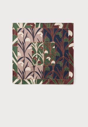 Kvadratisk silketørklæde med lagdelt blomstermønster i grønne, marineblå, beige og bordeaux toner med hvide og grønne klokkeformede blomster.