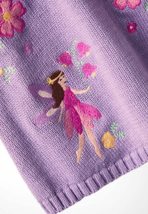 Lila gestricktes Kleidungsstück mit bestickter Fee, pinken Blumen und grünen Blättern. Detaillierte Stickereien verleihen Textur und Farbkontrast.