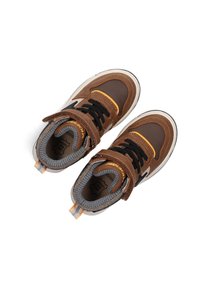 Bruine sneakers gemaakt van een mix van leer en textielmaterialen. Voorzien van zwarte veters, oranje accenten en een gewatteerde kraag met een rubberen zool.