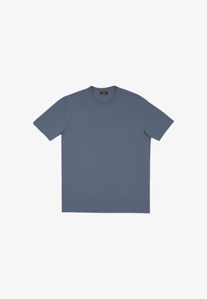 Camiseta de algodón de manga corta en azul pizarra. Cuello redondo, diseño sencillo, sin patrones ni adornos, con bordes limpios y textura suave.